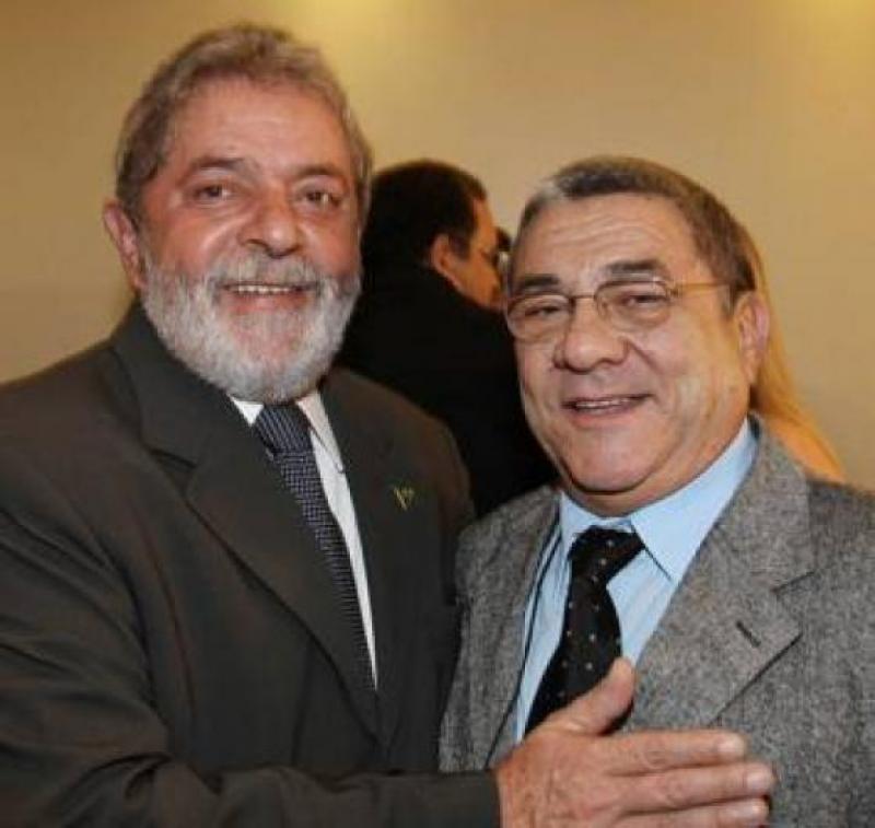 Lula auscultando a seu modo o coração de Wilson Ibiapina